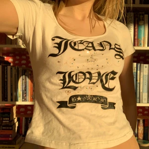 y2k T-shirt - Så fin y2k t-shirt. Storlek s men sitter tight på mig som är xs. Dock stretchiga så passar även s! Köpare står för frakt! Högsta bud 110, avslutas imorrn kl 21!