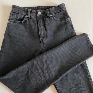 Säljer dessa svarta jeans ifrån Monki💕 De är bara använda ett fåtal gånger så de är som nya!✨ Säljer då jag inte har någon användning för dem längre. Köparen står för frakt! Skriv för fler bilder och info💕NYPRIS: 400kr men säljer dem för 150kr.