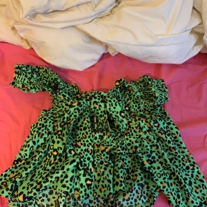 Sjukt snygg fest topp - Säljer denna topp från Hm i storleken M. Sjukt snyggt möster!!