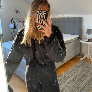 Vinterjacka - En ganska kort, svart vinterjacka ifrån SHEIN i storlek XS, varm och skön och passar bra nu på vintern😊