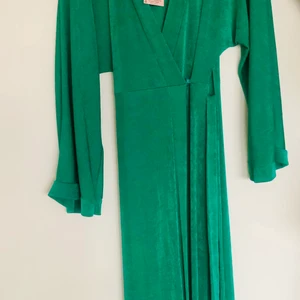 Maxi klänning - Lång glansig klänning från Missguided. Aldrig använd. Strl 36