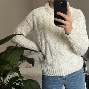 Stickad tröja - Jättemysig stickad tröja från H&M. Perfekta jultröjan! Endast använd ett fåtal gånger. Säljer pga för liten för mig. Köparen står för frakt alternativt kan jag mötas upp i Lund.