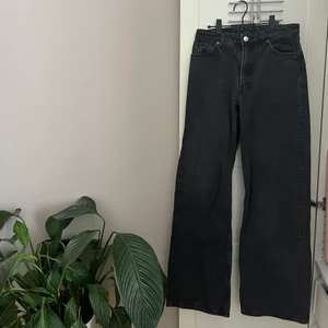Vida svarta jeans - Svarta jeans med vid passform från Monki. Säljer då de tyvärr inte passar mig. Inget att anmärka på skicket. Sjukt snygg svart-grå färg, perfekta till vintern! Köparen står för frakt alternativt kan jag mötas i Lund.