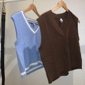 Stickade västar - 50kr/st 💕 köparen står för frakt eller så möts vi upp i Gbg🥰