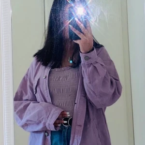 Tunn ”jeansjacka” lila oversized - En tunn ”jeansjacka” som är lila i stl m. Skulle påstå den e oversized då den e stor o lång. Anv fåtal gånger under sommaren. Från H&M    OBS: frakt kostar 66kr o man få buda om fler är intresserade 