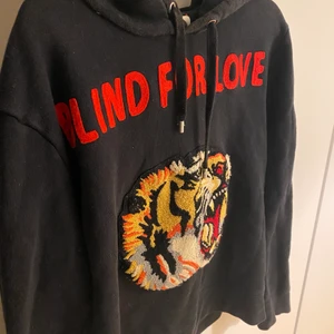 Gucci hoodie - Säljer min skit balla Gucci hoodie som är köpt i Paris! Nypris är runt 8000/9000kr, har inga äktehetsbevis pga köptes för 4 år sen! Skit bra skick ser ut som ny , den är inte använd på ca 1 år. Den är ONE SIZE men passar som S/M! Lägger ut den för 4000 kr så kan pris diskuteras ❤️
