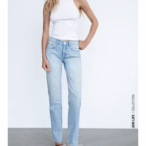 Zara jeans - Mid Rise full straight jeans från zara, i färgen ljusblå💙 (aldrig använt pris lappen är kvar) skriv privat för fler bilder 