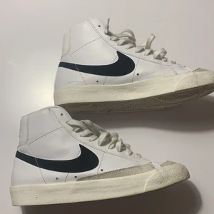 Blazer nike  - Säljer mina Nike Blazer Mid '77 Vintage, endast använda ett fåtal gånger, ser ut som nya! Säljer pågrund av fel storlek 💕 skriv om ni är intresserade!