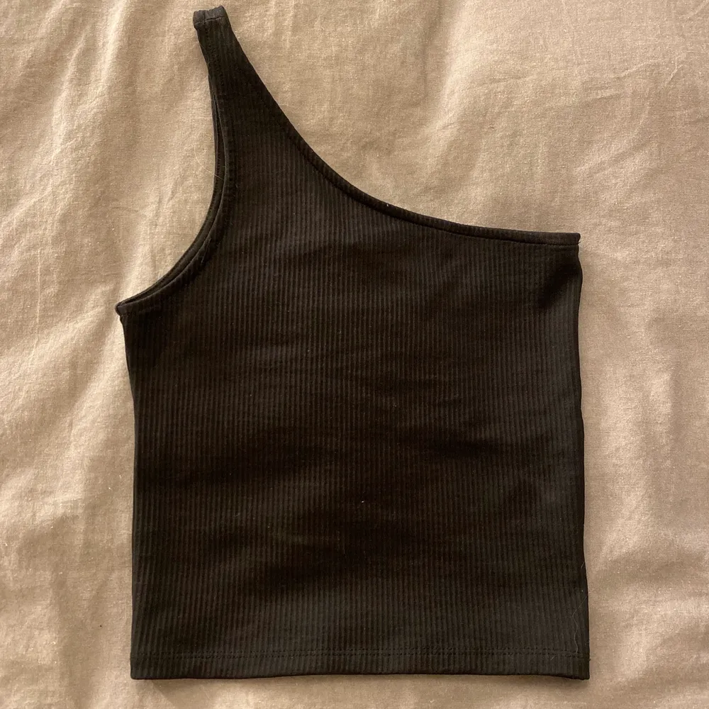 Supersnyggt svart linne från Ginatricot i storlek xxs💕 Passar som xs också och är töjbart💕 Säljer pga att det är lite för litet på mig. Toppar.