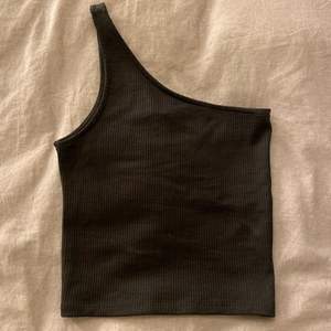 Supersnyggt svart linne från Ginatricot i storlek xxs💕 Passar som xs också och är töjbart💕 Säljer pga att det är lite för litet på mig