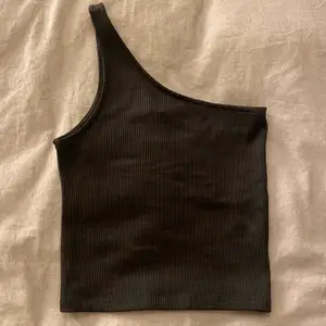 Supersnyggt svart linne från Ginatricot i storlek xxs💕 Passar som xs också och är töjbart💕 Säljer pga att det är lite för litet på mig
