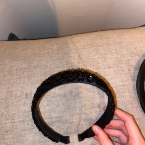 Diadem - Säljer ett nästintill oanvänt diadem från Åhléns! Ursprungsorts 129kr! Kan självklart också fraktas. 