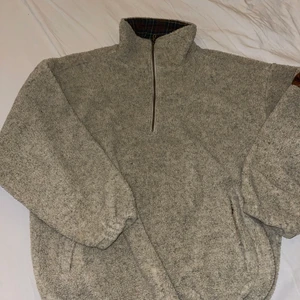 Fleece - Snygg halv zip fleece, köpt på beyond retro. Storlek L men passar M. Också skitsnygg som lite oversized. Perfekt inför vintern!
