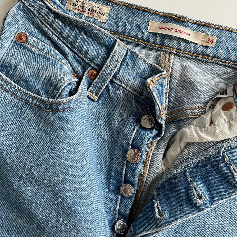 Säljer dessa Levis jeans pga för små. Modell: Ribcage straight med slitningar vid benets slut. Storlek 24, Längd 27. Använda fåtal gånger, i fint skick. . Jeans & Byxor.