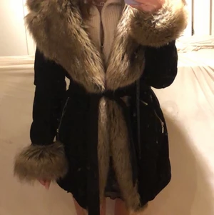 Kappa med päls - Använd flera gånger, inga skador eller fläckar överhuvudtaget. Varm och bra nu till vintern. Den är i storlek M men passar mig som vanligtvis har S. Nypris var 989kr och den finns inte kvar på hemsidan, säljer för 500kr. 