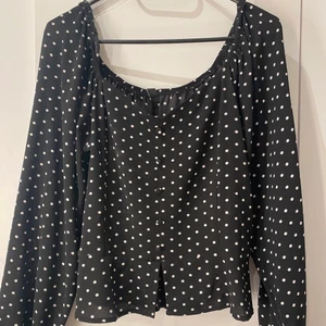 prickig topp - söt prickig topp i storlek M, säljer pågrund av att den är för stor och inte används längre. Nästan aldrig använd så bra kvalitet! pris kan diskuteras, så skriv vad ni kan tänka er att köpa för💓