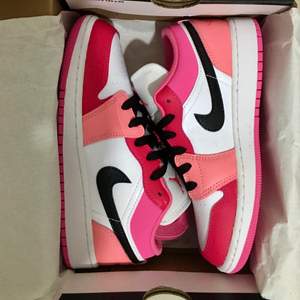 Helt oanvända (endast provade) Nike air jordan low i strl 38. Säljer pga fel storlek 💞 rosa/röd