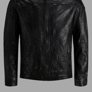 Jack & Jones skinnjacka - jack & jones äkta skinnjacka Helt ny med pris lapp på och kvitto. Ny pris 2199kr Priset går att diskutera.