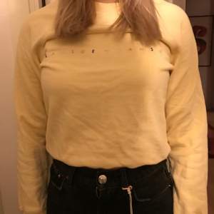 Gul samsøe samsøe tröja med logga över bröstet i olika färger💕 storlek s, nypris 1000kr, använd fåtal gånger