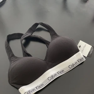 Topp - Säljer denna topp från Calvin Klein helt oanvänd med lapp kvar, säljer pga för liten. Mitt pris 250kr (nypris: 449kr) köparen står för frakten!