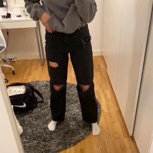 Jeans - Snygga jeans i super kvalite. Formar sig perfekt runt kroppen.  Nästan som nya, använda ett fåtal gånger. Säljer nu då dom inte kommit till så mycket användning då jag har flera liknande svarta jeans.  Jag är ca 171-172 cm lång 