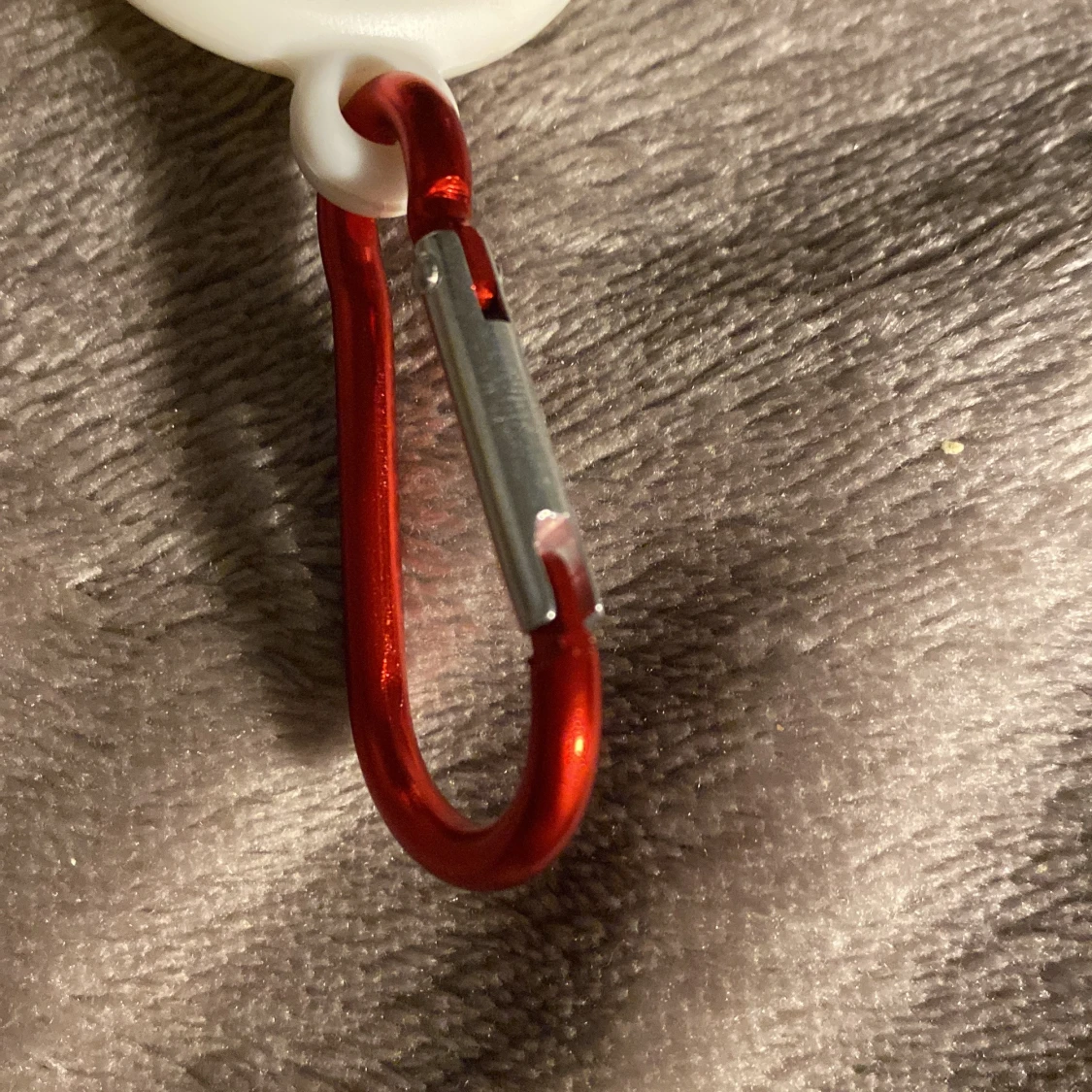 En klämma/hängare - 91