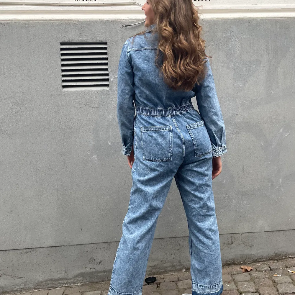 Skitcool så skön jeansjumpsuit. Storleken är s/m, Innerbenslängd: 68 cm💙💙💙 . Jeans & Byxor.