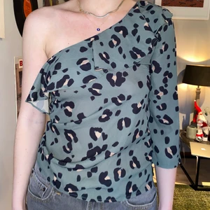 Bymalina blus i Stl XS - Säljer en by malina blus. Stl: XS färg: grön leopard skick: begagnad orginalpris: 1699kr