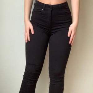 Svarta bootcut jeans i svart. Köptes i somras men knappt anvämda.  