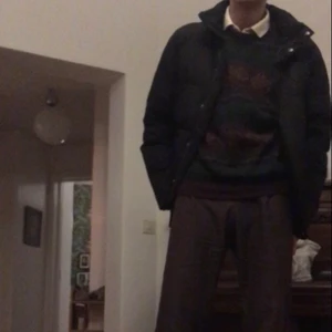 Dickies Dunjacka strl L - Jättebra skick, använd sparsamt. Sitter för stort på mig så hoppas den sitter bättre på någon annan. Nypris var väl 1500 eller 1600 från carlings men har inte kvitto kvar. Skickar gärna fler bilder. Möts i Göteborg.