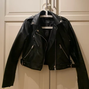 Skinnjacka från zara! - Säljer denna skinn jacka från zara, använd ett fåtal gånger, så bra skick! (Inte äkta läder) storlek s!  (Köpare står för frakt)