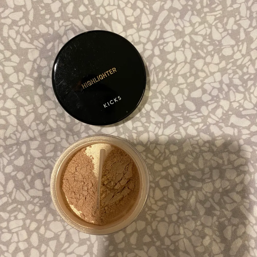 Highlighter från kicks, i färgen: gold. Endast använd 1 gång och kommer ej till användning då den är för ljus för mig.. Övrigt.