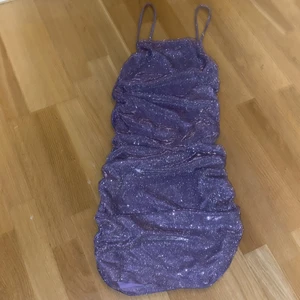 Glittrig lila klänning - En glittrig lila klänning som är helt perfekt till nyår!!🎆🥂Storlek XS och bara använd en gång. Andra bilden är tagen från min tiktok därför dålig kvalite💕