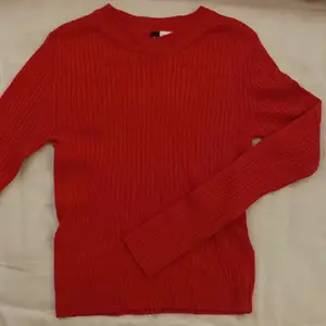 Säljer en röd tröja i storlek XS, från HM/Divided avdelningen. Använd fåtal gånger. Tajt passform!