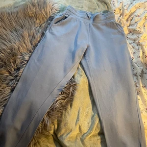 Sköna mjukisbyxor  - Ljusblåa mjukisbyxor från Cubus som passar som en handske! Storlek är XS men passar upp till medium då dom är stretchiga också. Använda ett fåtal gånger, frakt tillkommer