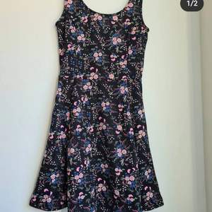Blommig klänning 