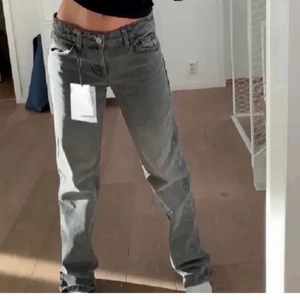 Mid waist zara jeans - Mid waist jeans från Zara i strl 36, använda bara några gånger och är i toppskick!🤍 50kr frakt tillkommer🌟🌟 