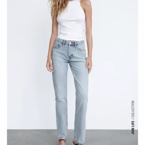Zara jeans mid rise straight - Jättefina och trendiga jeans från Zara. Säljer pga får ej någon användning för dem endast använda fåtal gånger💗