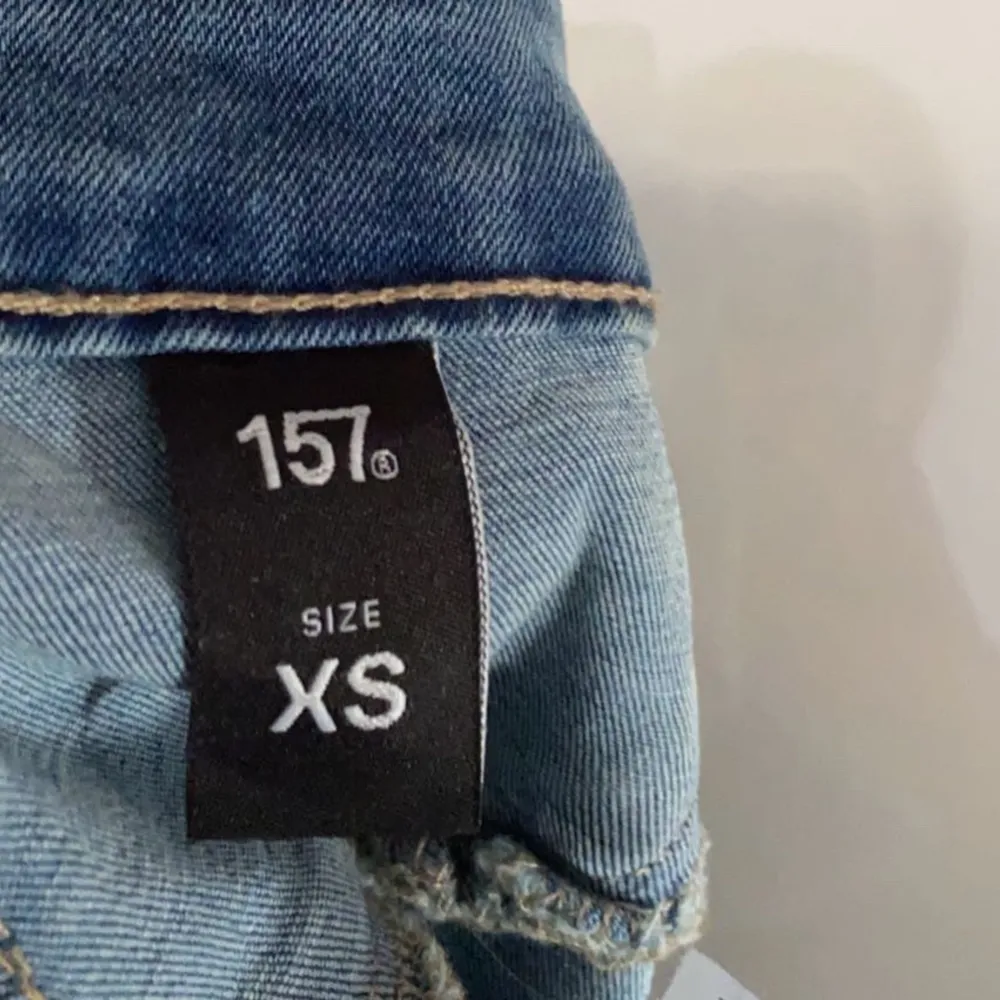Säljer nu dessa skinny jeans i stolek xs och är ifrån lager 157,, dom är aldrig använda och sitter jätte fint på, inga fläckar eller hål, kom privat för flera bilder eller mer information🧸säljer för 50+frakt . Jeans & Byxor.