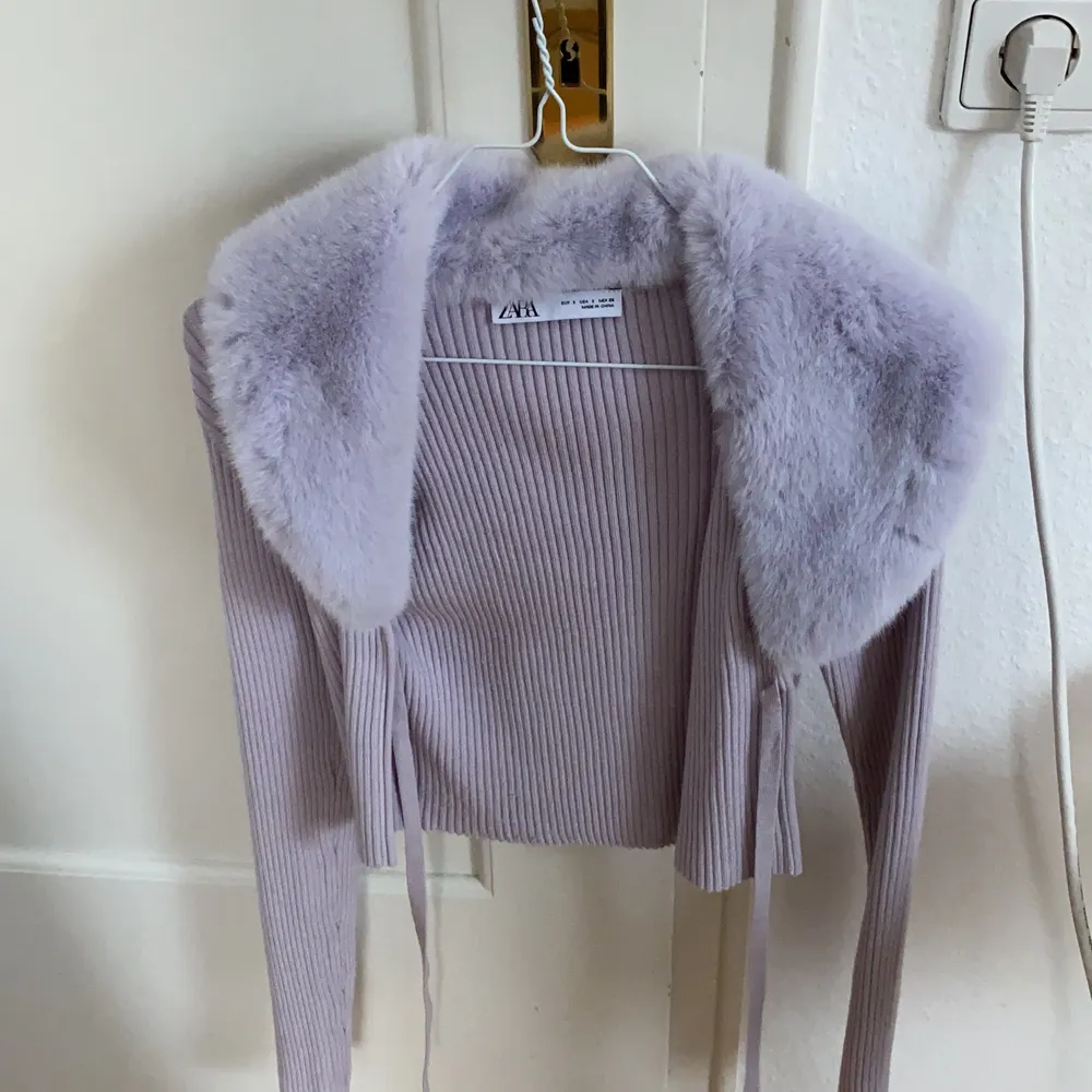 purple cardigan with fur, worn only once, great condition . Stickat.