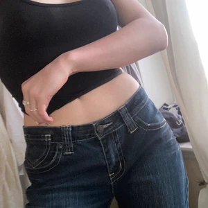 Lowaist straightleg Jeans💓 - Superfina straightleg jeans i PERFEKT skick som bara inte kommit till nån användning! Lägger upp annonsen igen då en köpare inte kunde köpa byxorna längre💓 Byxorna har midjemått 81 i cm och 32 US😙 Innebenslängden är 82 cm! Kan mötas upp i skåne💗Jeansen är köpa i Berlin på Humana för 25€ för ca 1 månad sen!