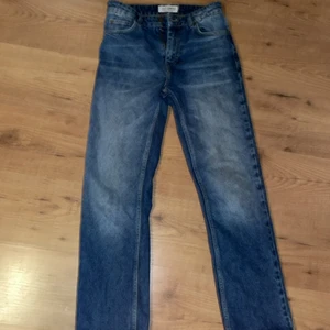 Just junkies Loose fit Jeans, strl 27/30 - Jeans från Just Junkies. Passform: Loose fit. Strl 27/30. Väldigt bra skick. Nypris 799.