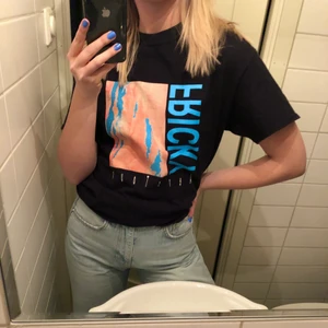 Fricky tshirt  - Fricky tshirt merch, köpt på arvika hamnfestival 2019, oversized fit så skulle säga att den är mer som M💖 inkl frakt💞