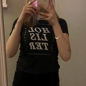 Hollister t-shirt svart - Aldrig använd. Svart/grå. Storlek S. Vitt tryck