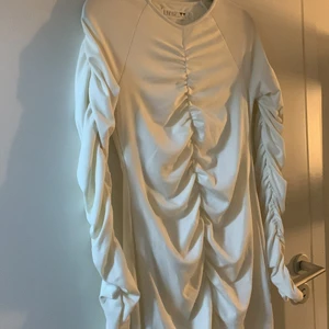 Kort vit klänning - Aldrig använt den och kommer inte göra det eftersom jag har många klänningar. Jätte fin som ni ser på bilden. Säljer den för 150kr pga vill rensa lite kläder som jag inte behöver. Storlek L men passar som M och S❤️ snabb affär också❤️