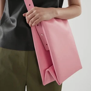 COS , LEATHER SMALL BAG - HELT OANVÄND. Handväska från COS. Slutsåld på deras hemsida. Säljer den för 1000kr där frakten ingår i priset. Pris på hemsidan 1500kr. Prislappen sitter fortfarande kvar. Korthållare ingår i väskan. DM för fler bilder/frågor