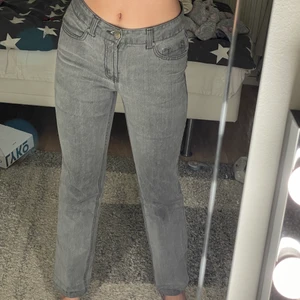 Mid waist grå jeans - As snygga midwaist grå jeans köpta på second hand, säljer då de är försmå för mig. Bra skick på de. Endast att jag sprättat upp sömmen längst ned på bägge ben så de ska passa mig som är 164 i längd. Det går att sy upp om det inte passar. Kontakta för fler bilder 💞