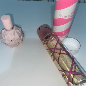 Parfym  - *PINK SUGAR är såld*. Jag säljer parfymen Sweet like candy och Pink Sugar både två för 200 kr. Pink Sugar har mycket mer än halva kvar och den luktar gudomligt. Sweet like candy har också lite mer än halva kvar och den är 30 ml. Den luktar så sött och fräscht. Säljer för att jag har andra parfymer. Köparen står för frakt