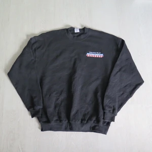svart sweatshirt - sweatshirt strl L print på baksidan Svart sweatshirt med print på baksidan strl L. Passar bra som oversize om man har mindre strl :) 66 kr spårbar frakt.  Skicka meddelande vid frågor/fler bilder!  Notera att små defekter kan finnas då den inte är ny. Större brister nämns tydligt i annonsen/visas på bild. OBS! Bud är bindande!!!!!!!  