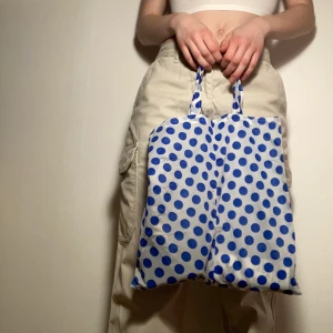 Tygkassar - Min mormor har sytt dessa tygkassar av nylon material. Av vissa finns det flera. De är i lite olika storlekar, men ungefär 35*30 i storlek. Skriv till mig vid frågor! Frakt tillkommer.